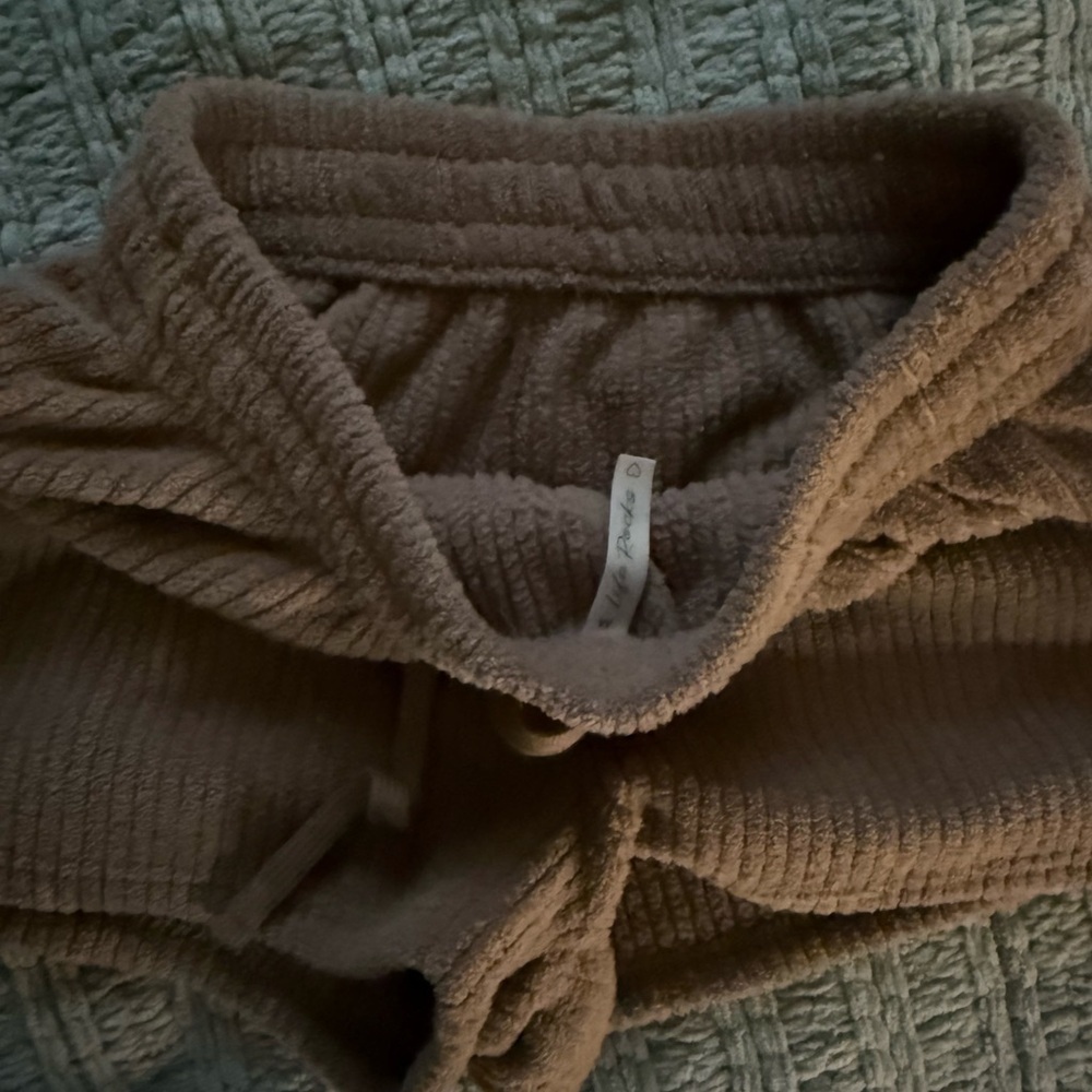[M] Women's Brown Knit Athletic Shorts - Picture 2 of 4